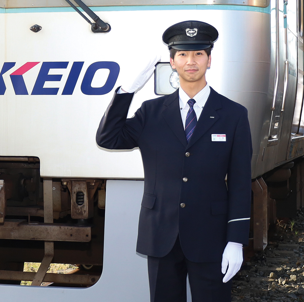 英語だけでなく、手話やサービス介助士の授業で習ったことが仕事で役立っています。 勤務先:京王電鉄株式会社