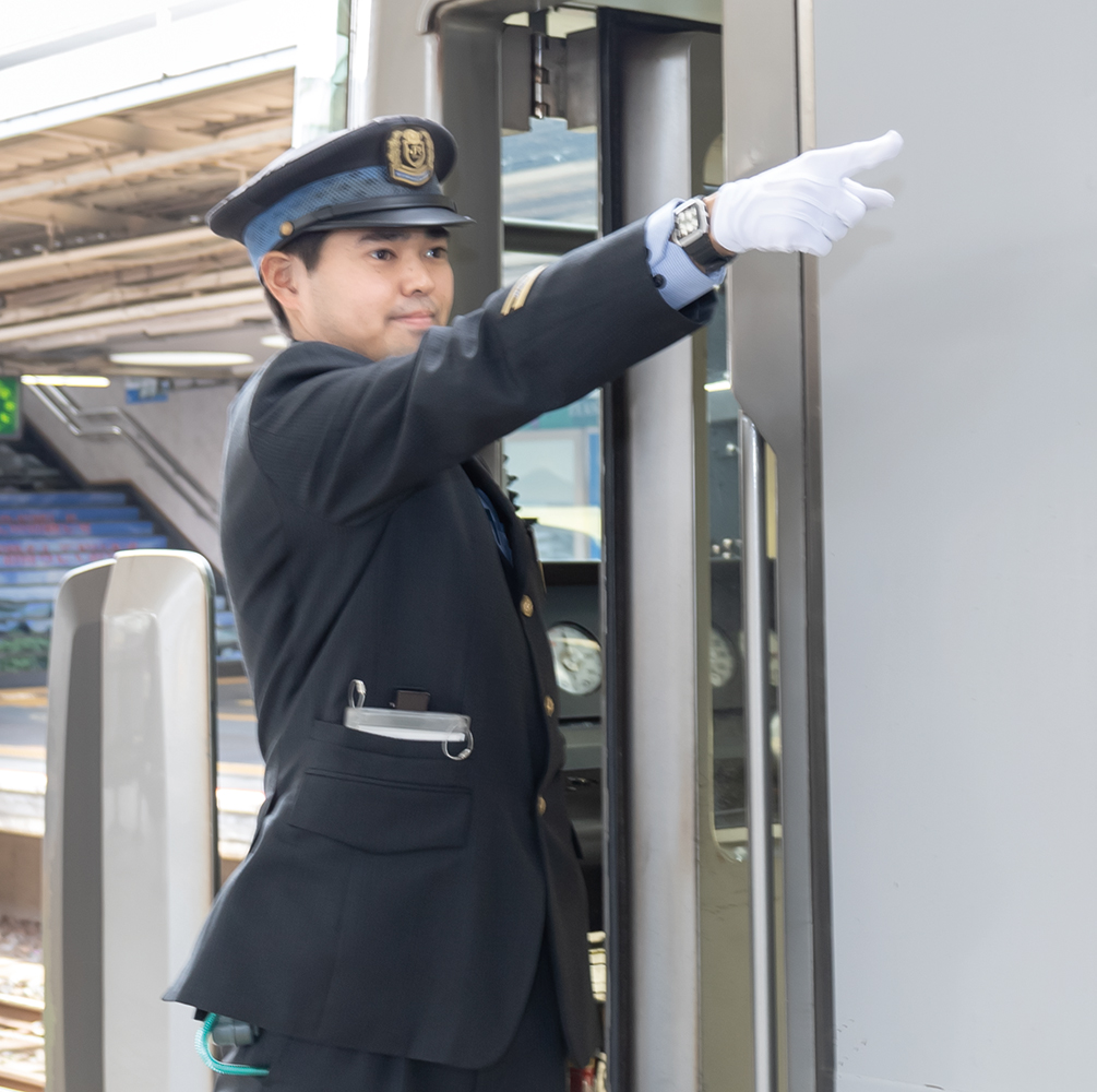 高校時代、共にJR西日本への就職を目指していた友人が運転する特急列車に車掌として乗務するのが今の夢です。 勤務先:西日本旅客鉄道株式会社(JR西日本)